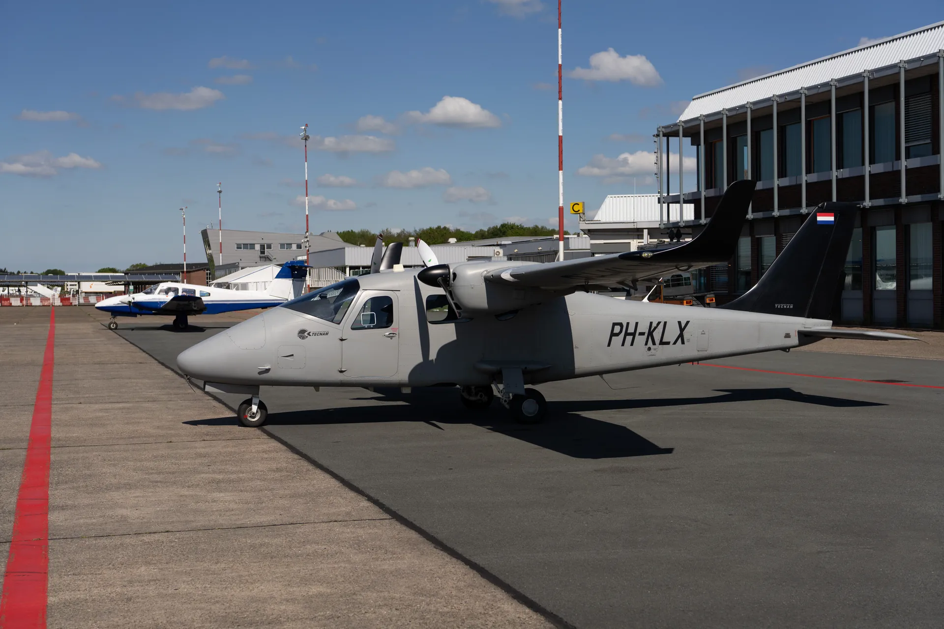 Kavel 10 vliegtuig PH-KLX op de apron