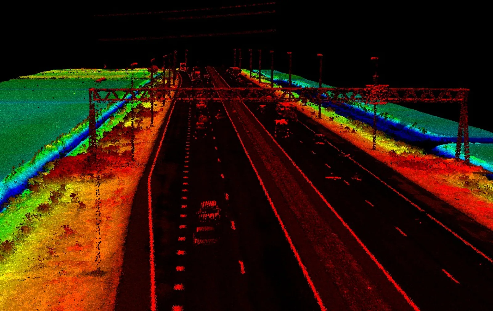 LiDAR puntenwolk van een snelweg — infrastructuur en wegconstructie ingewonnen op ±5 cm nauwkeurigheid voor tracéontwerp