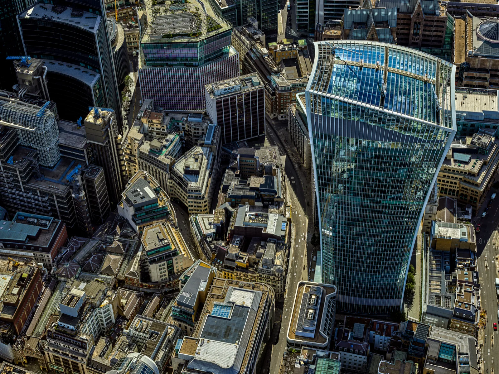 Oblieke luchtfoto van de City of London — schuine opname van hoogbouw en omgeving op 3 cm GSD voor stedenbouwkundige analyse