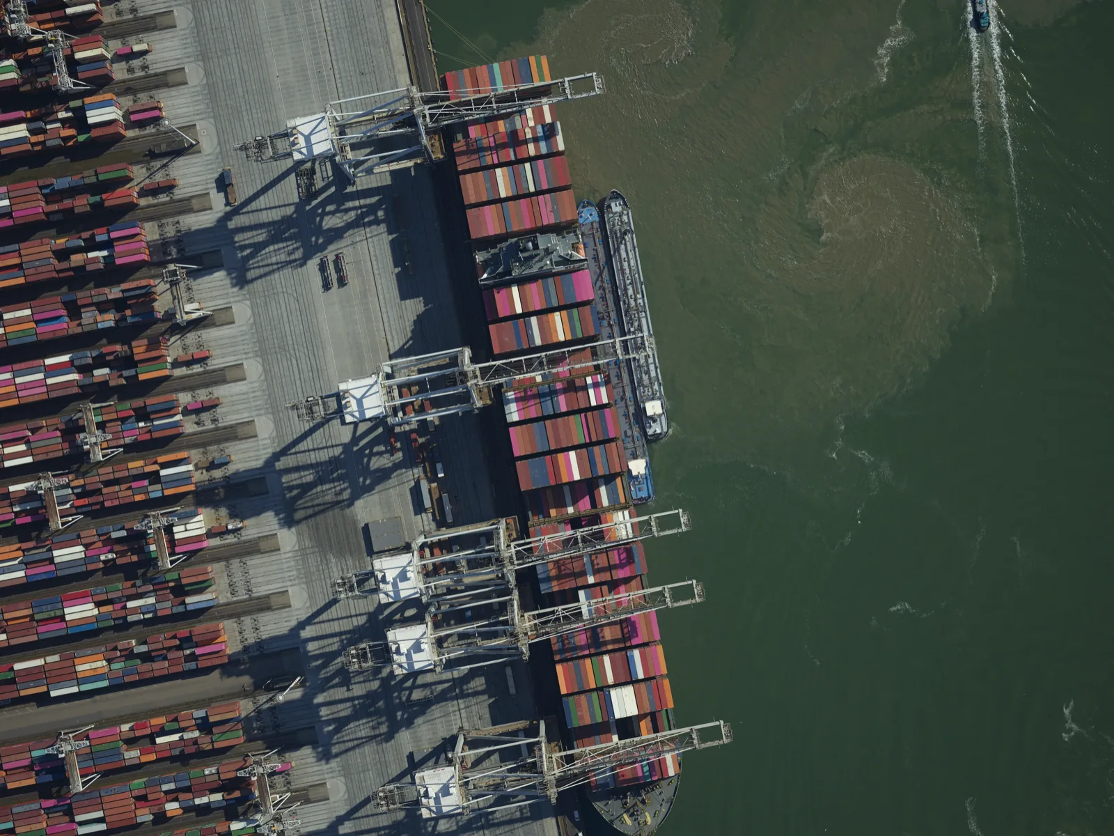Orthofoto van een containerterminal en haven — haarscherpe luchtfoto op 3 cm GSD voor inspectie en logistiek beheer