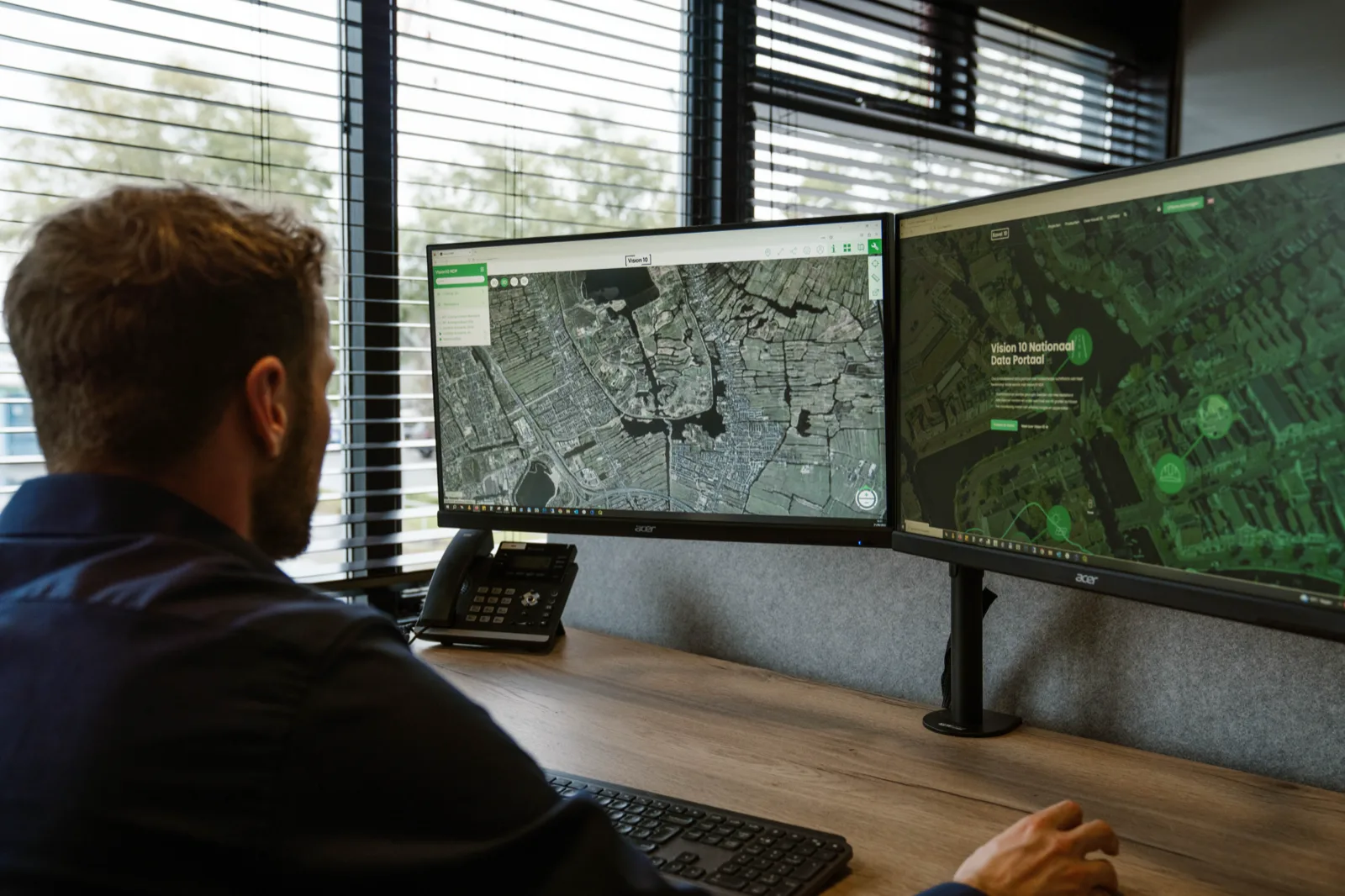 Specialist werkt met Vision 10 op twee schermen — orthofoto's en beelden van heel Nederland direct raadpleegbaar in de browser