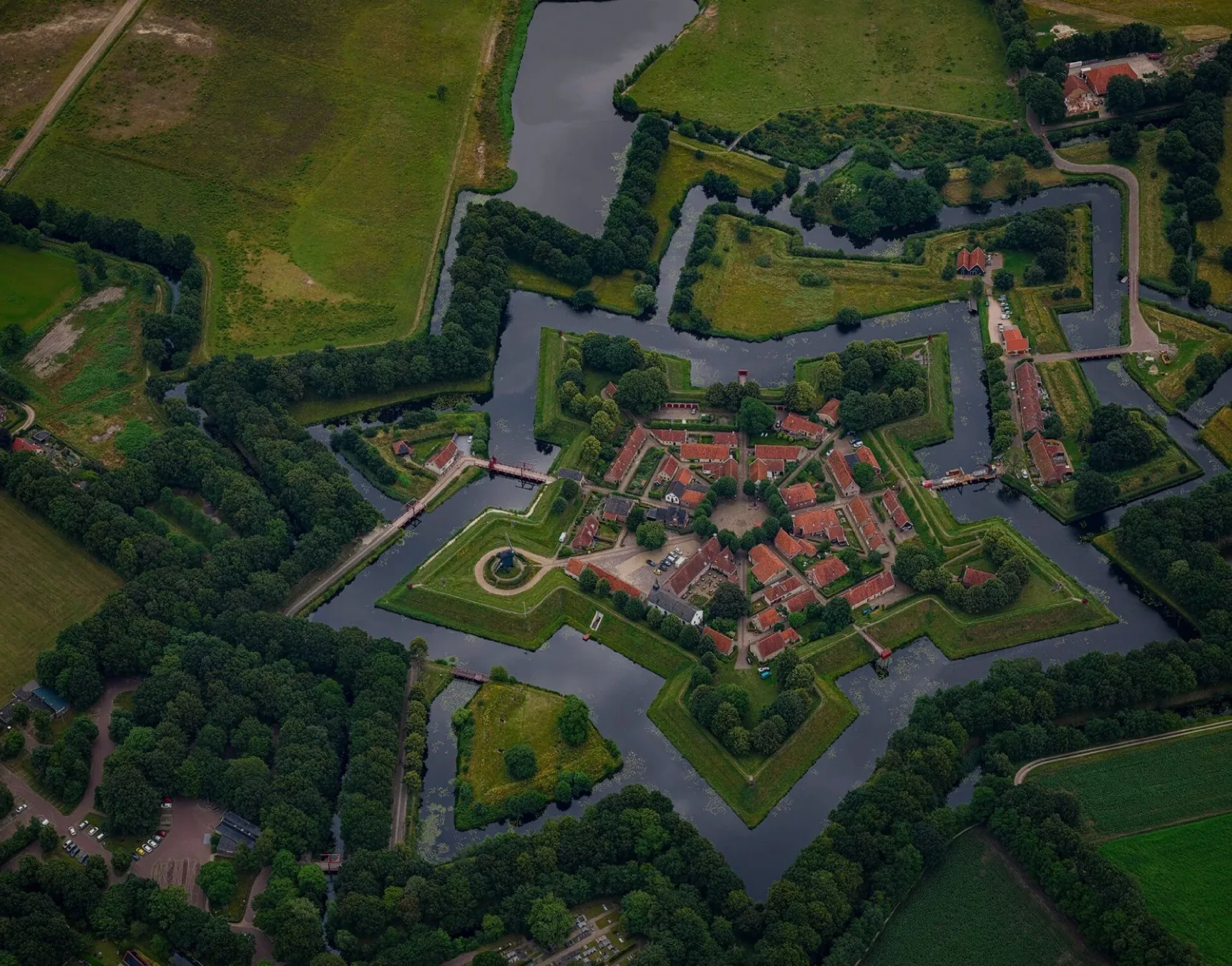 Luchtfoto van een Nederlandse stad vanuit het vliegtuig