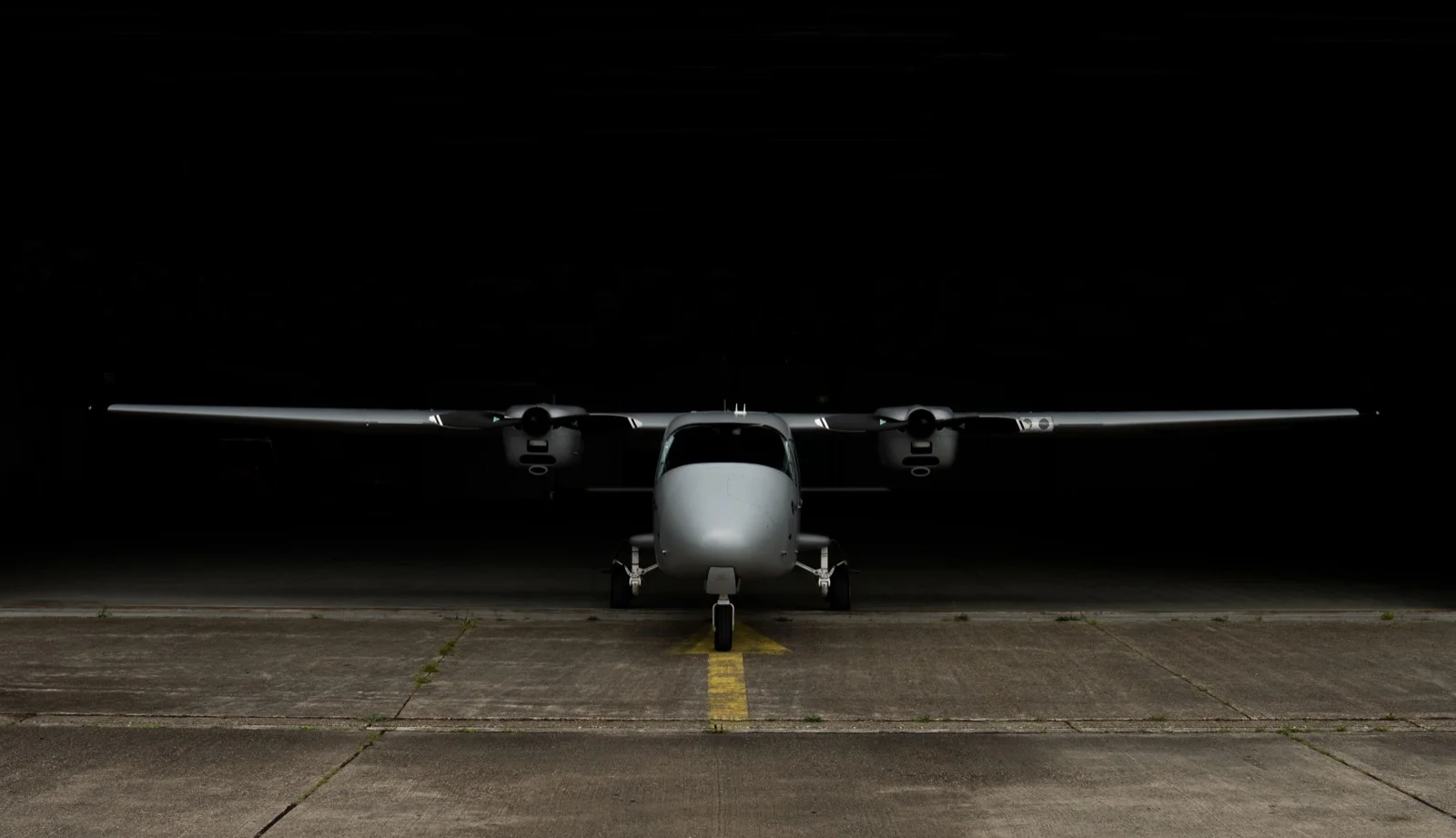 Kavel 10 vliegtuig frontaal op de apron bij nacht